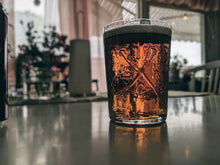 Load image into Gallery viewer, Lastkaj 14 - ölglas 1-pack HANDBLÅSTA