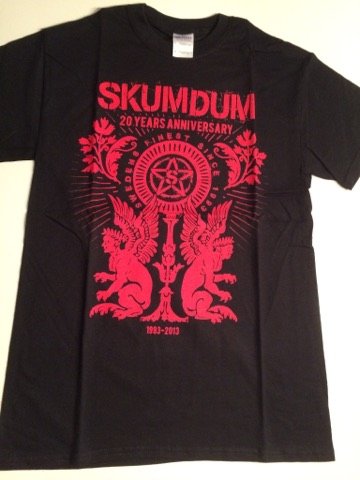 Skumdum - 20 år Svart tröja röd text (T-shirt)